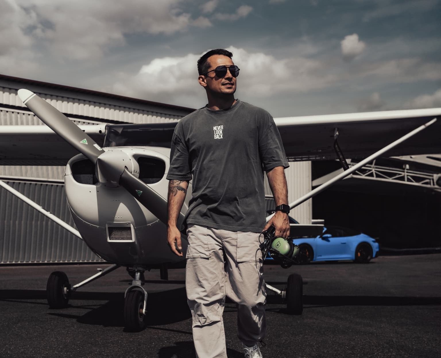 Rafael Vogel vor seinem Flugzeug